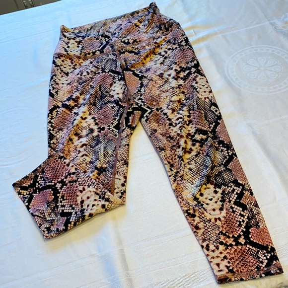 Yoga/casual. Two piece set! Patterned Leggings & cropped knit top. Size Small - Picture 1 of 5
